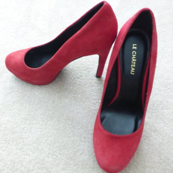 LE CHATEAU Red faux suede almond toe platform pumps - NWOT - Picture 1 of 10